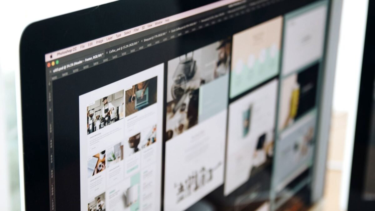 Monitor komputera ze stroną internetową i miejscem na baner reklamowy