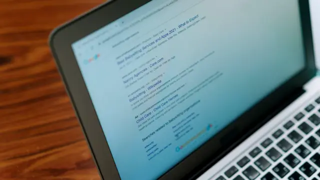 Zbliżenie na ekran laptopa z otwartą stroną wyszukiwarki