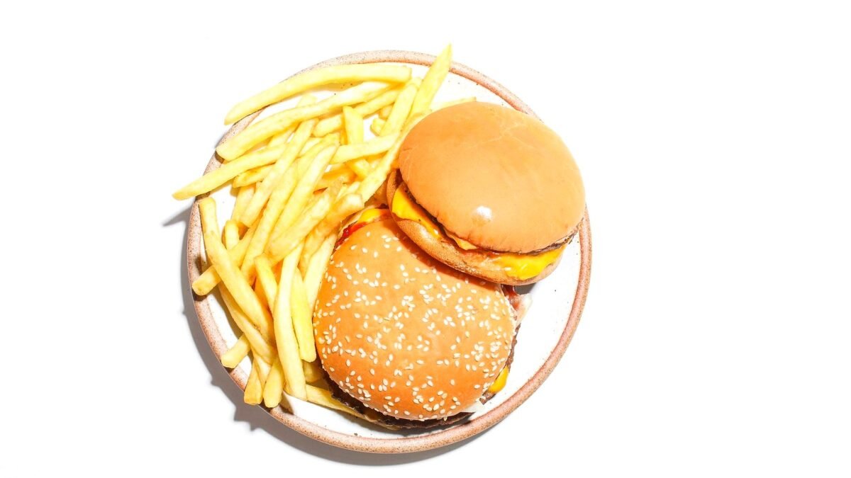 Burger i frytki na tacy w restauracji szybkiej obsługi