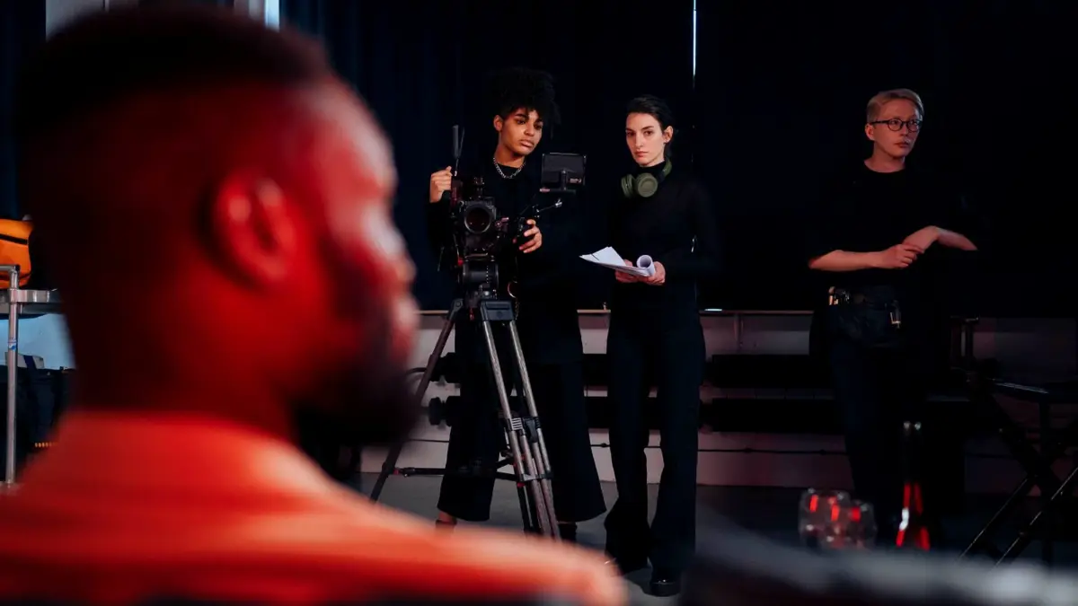Ekipa telewizyjna ustawia kamerę i światła na planie nagrania