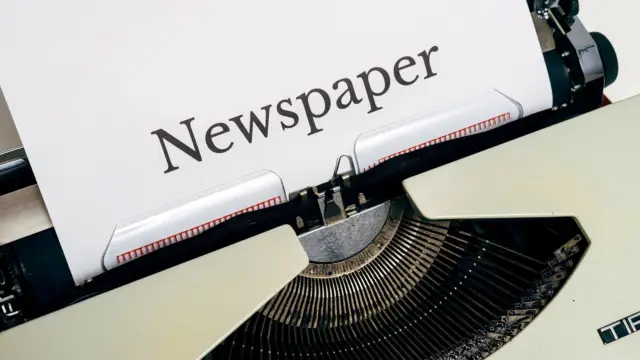 Maszyna do pisania z kartką, na której widać słowo Gazeta