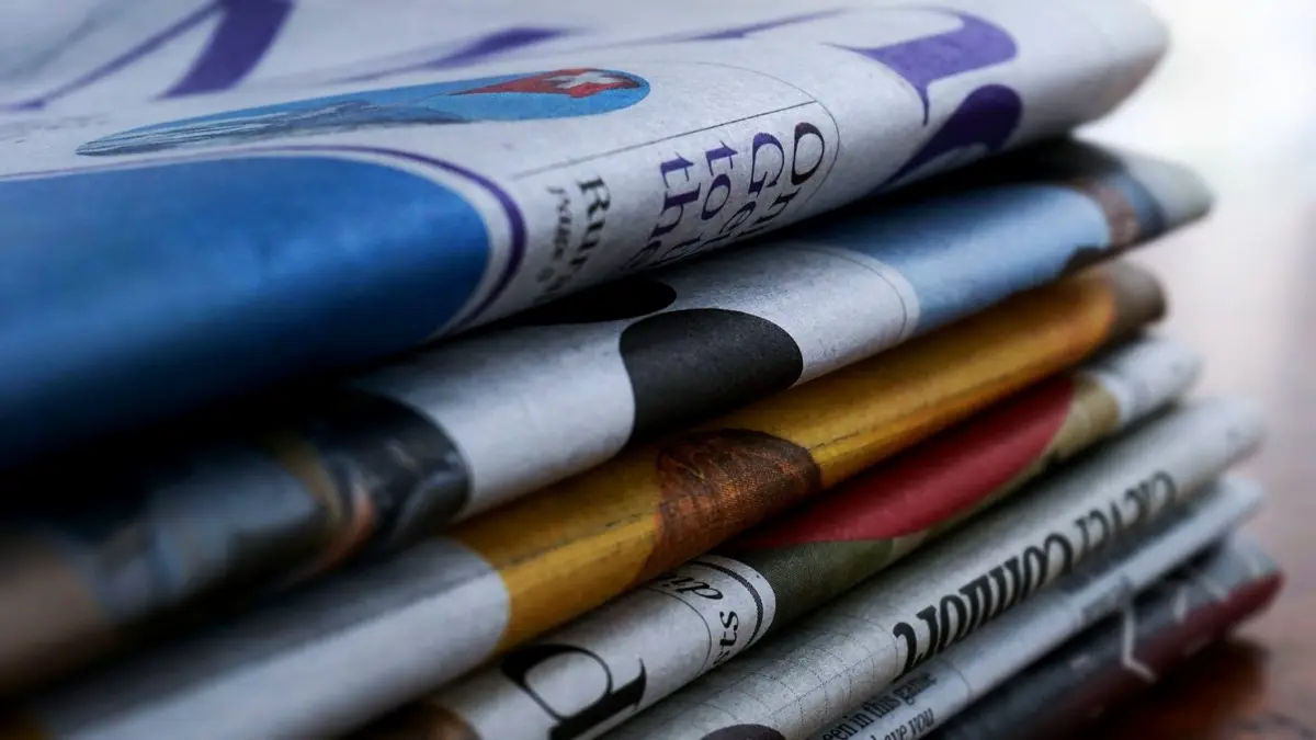 Stos kolorowych gazet na drewnianym stole