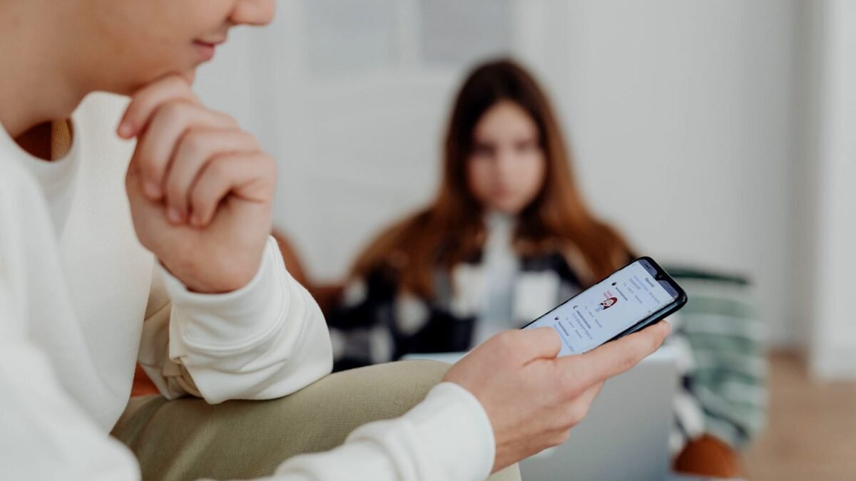 Nastolatki korzystają z telefonów we wnętrzu, tło rozmyte.