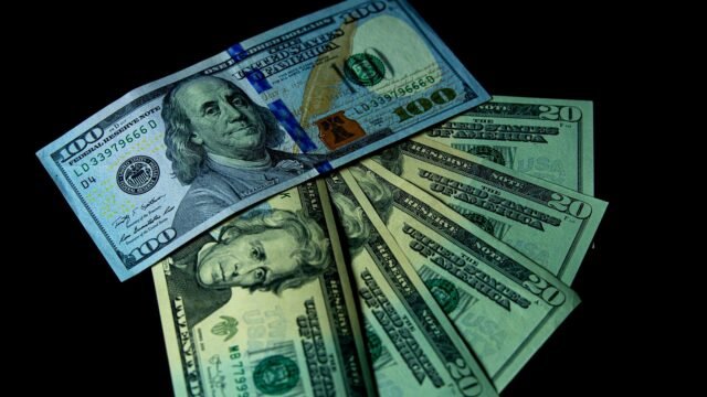 Banknoty dolarowe rozłożone na blacie stołu