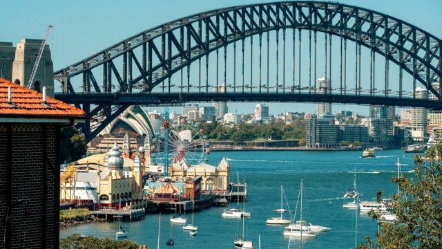 Most i panorama Sydney widziane znad zatoki