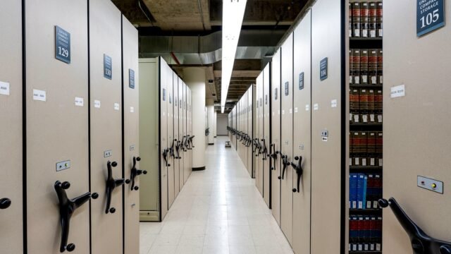 Regały z tomami przepisów w bibliotece prawniczej