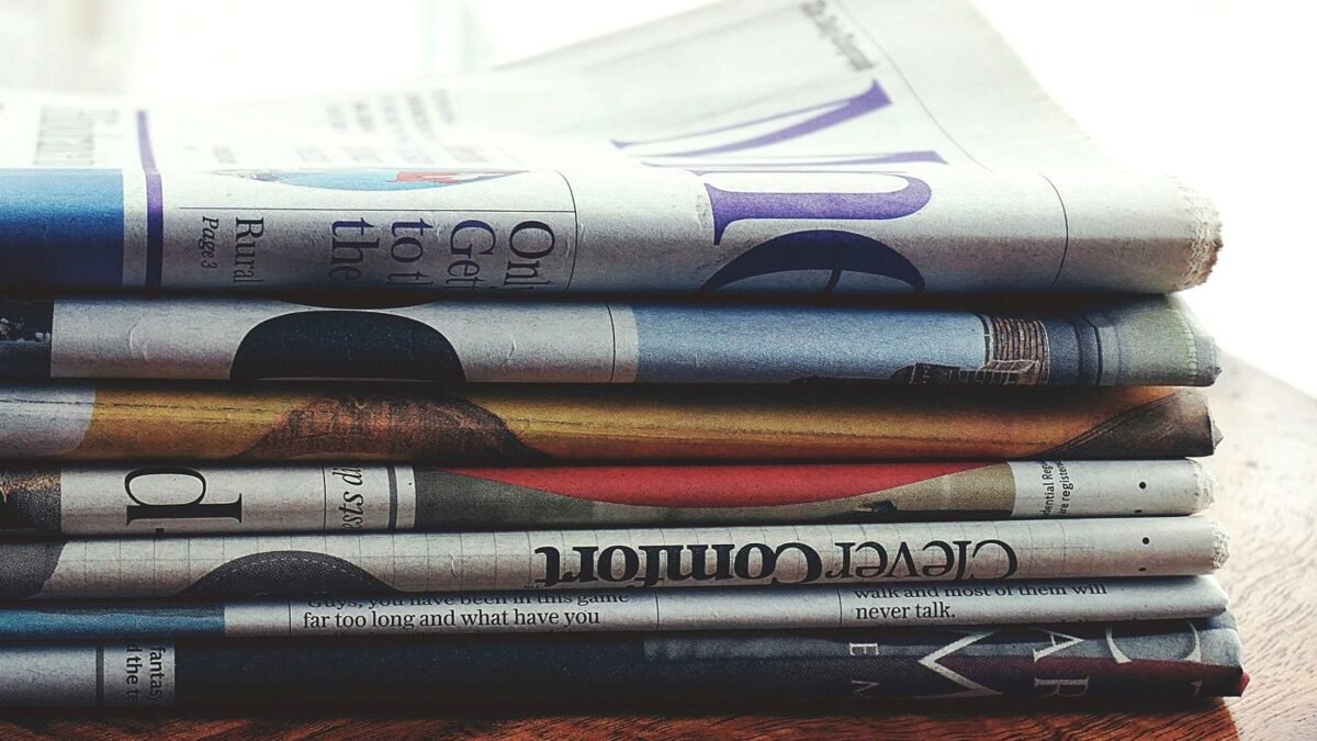 Stos gazet ułożonych jedna na drugiej