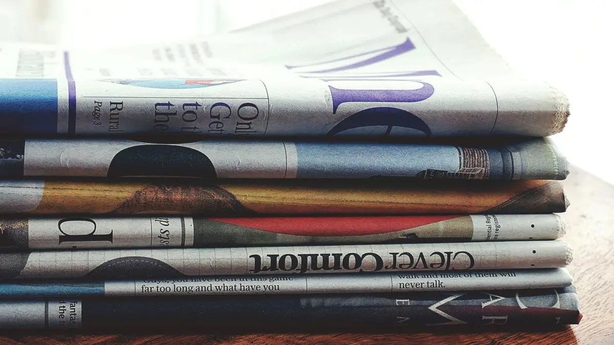 Stos gazet ułożonych jedna na drugiej