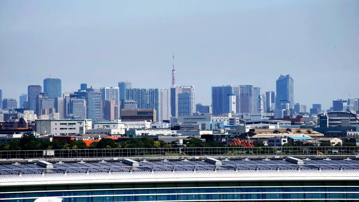 Widok z lotu ptaka na wieżowce Tokio z widoczną wieżą Tokyo Tower.