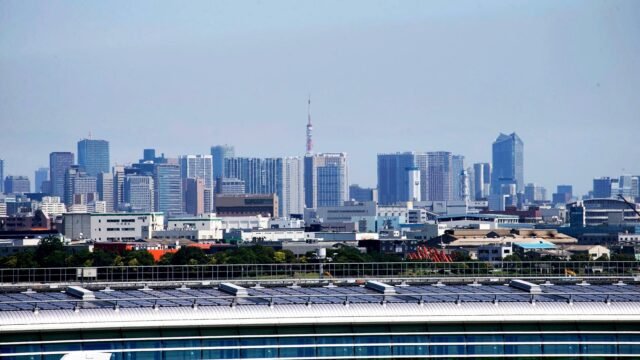Widok z lotu ptaka na wieżowce Tokio z widoczną wieżą Tokyo Tower.