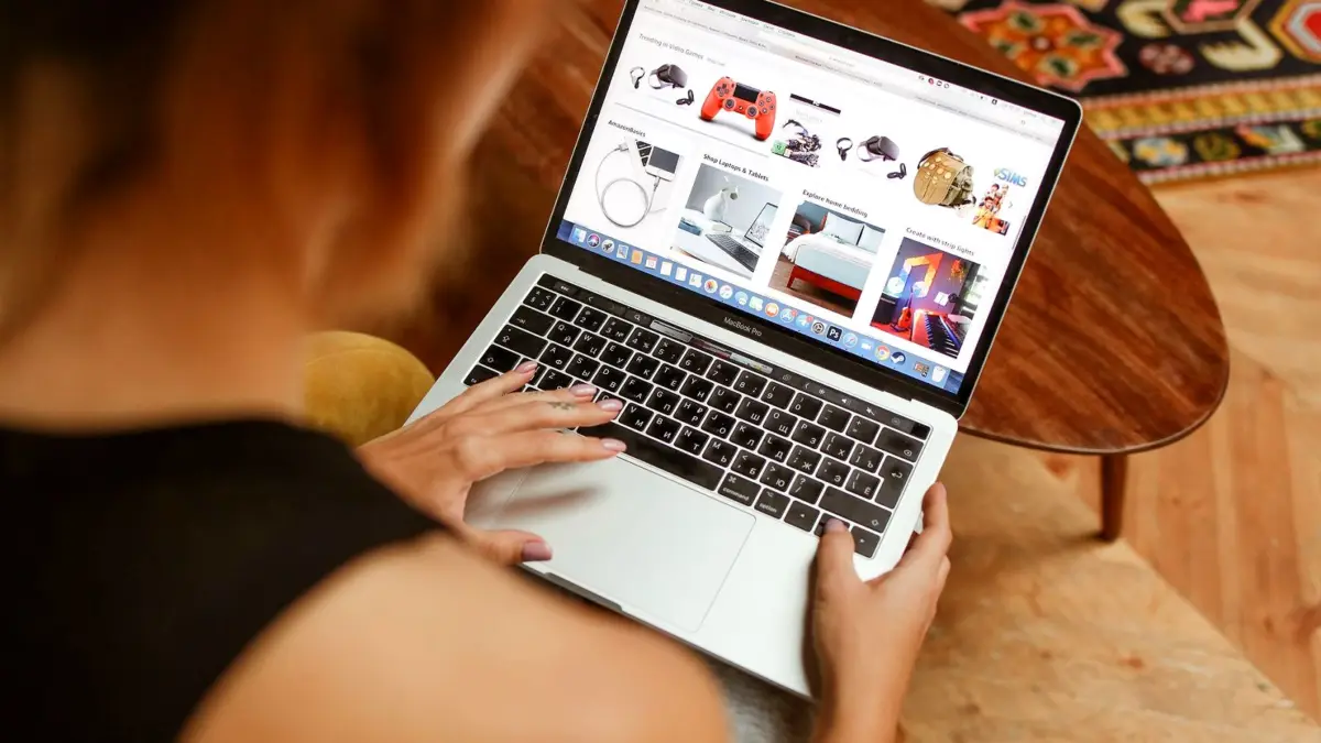 Kobieta robi zakupy w sklepie internetowym na laptopie w domu