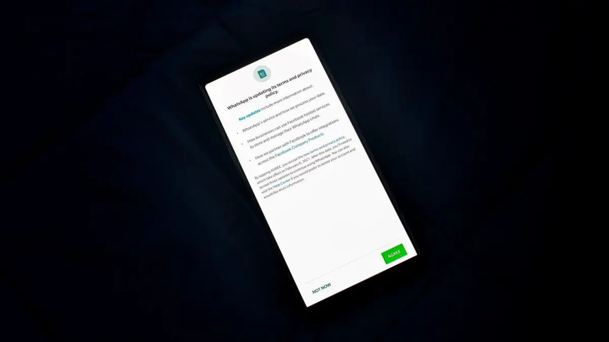 Zbliżenie na ekran telefonu z prośbą o zgodę na przetwarzanie danych