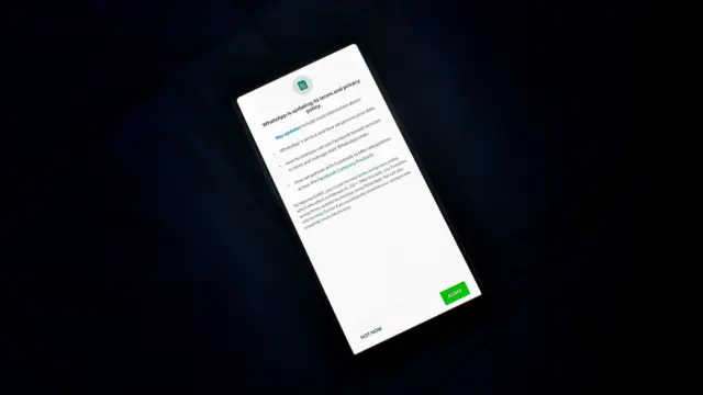 Zbliżenie na ekran telefonu z prośbą o zgodę na przetwarzanie danych