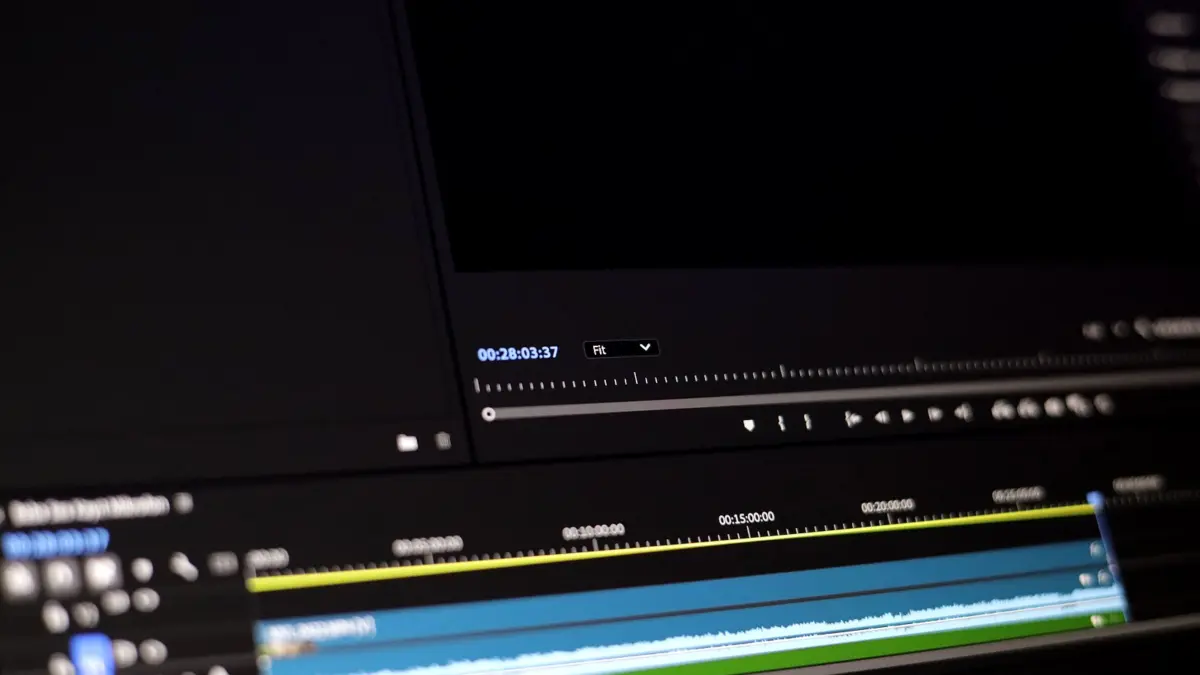 Ekran komputera z programem do montażu wideo i ścieżką nagrania