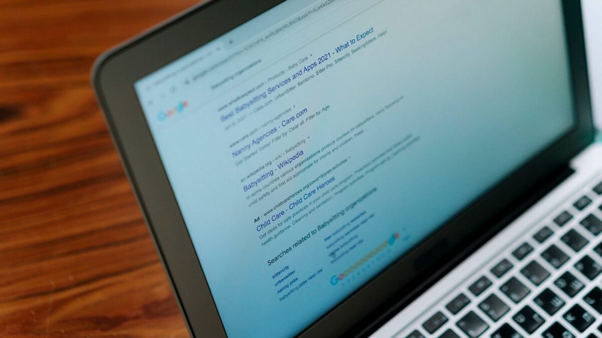 Zbliżenie na ekran laptopa z otwartą stroną wyszukiwarki Google.