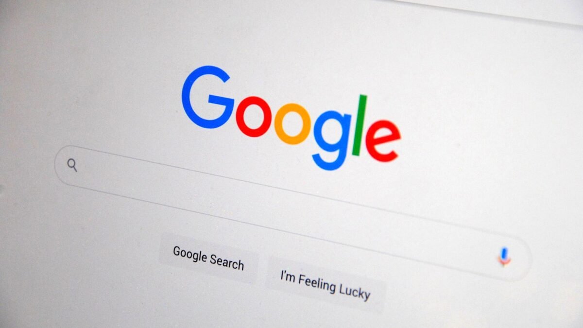 Strona wyszukiwarki Google otwarta na ekranie