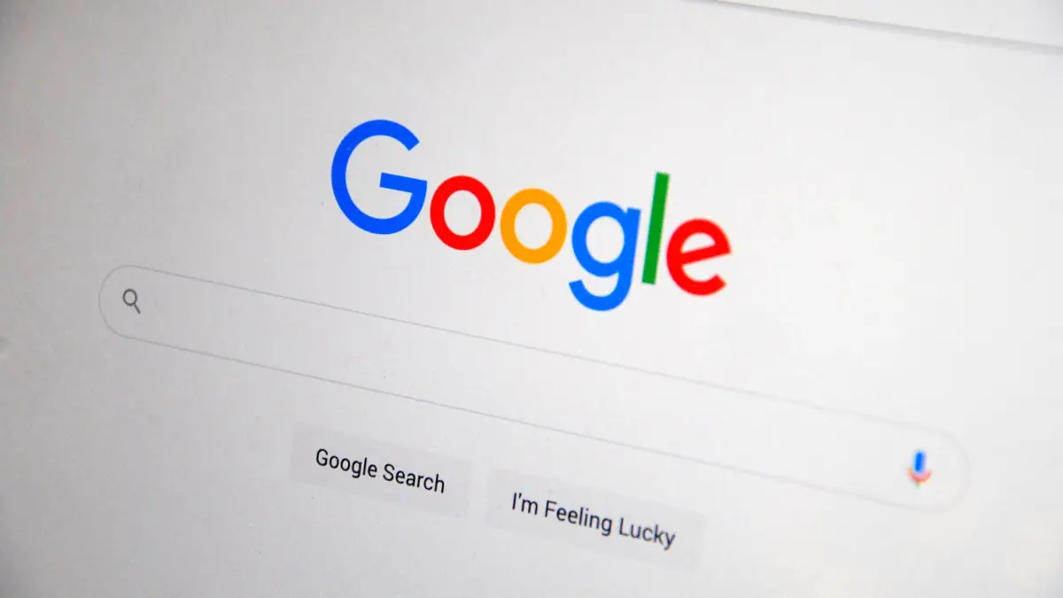 Strona wyszukiwarki Google otwarta na ekranie