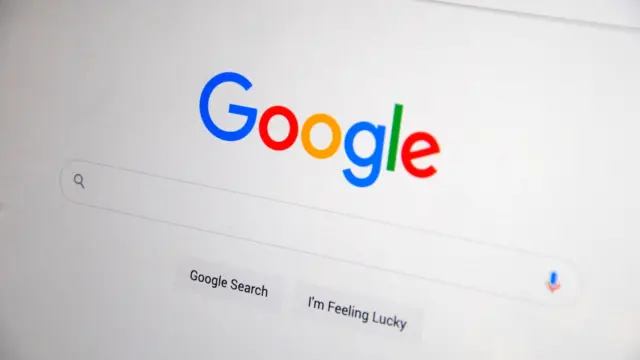 Strona wyszukiwarki Google otwarta na ekranie