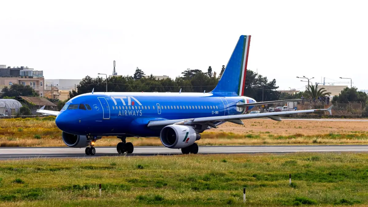 Samolot ITA Airways w niebieskim malowaniu czeka na pasie startowym