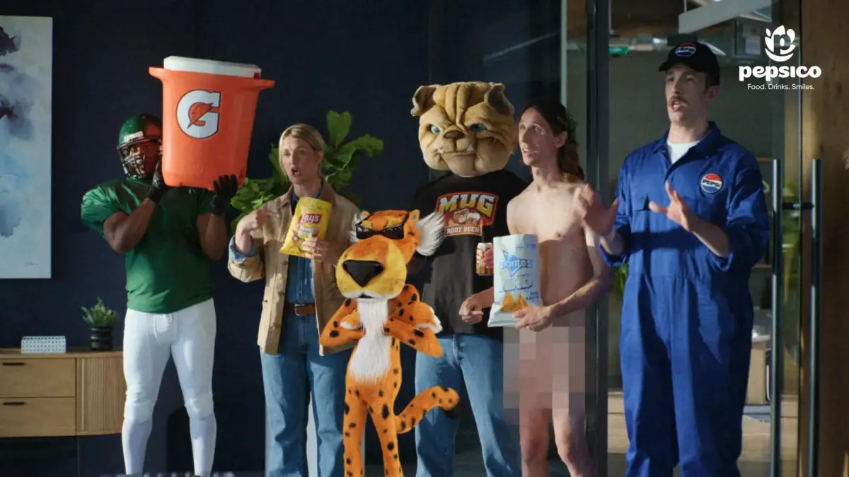 Aktorzy przebrani za marki PepsiCo, z pojemnikiem Gatorade i gepardem Cheetos, w filmie House of Brands