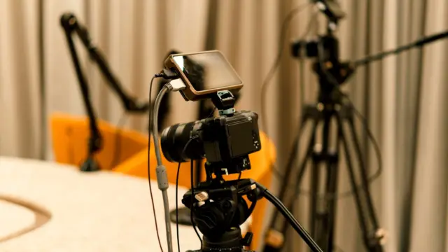 Studio nagraniowe z kamerami, mikrofonami i lampami gotowe do nagrania programu.