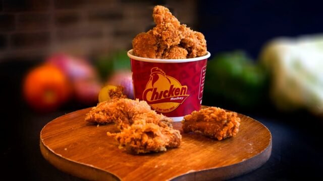 Kubełek smażonego kurczaka na stole w restauracji, ilustracja do zmiany menu KFC