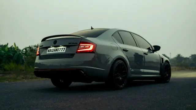 Szara Škoda Octavia zaparkowana przy ulicy