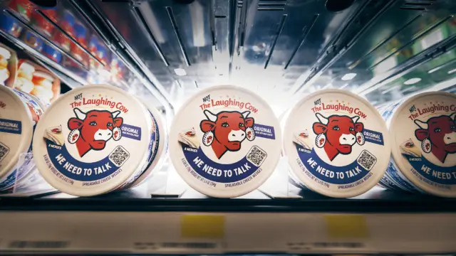 Opakowania serka The Laughing Cow z krową bez uśmiechu na sklepowej półce