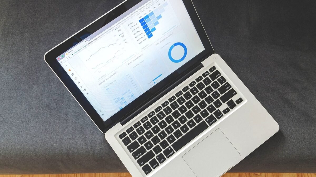 Laptop na biurku z otwartym pulpitem analitycznym i wykresami ruchu