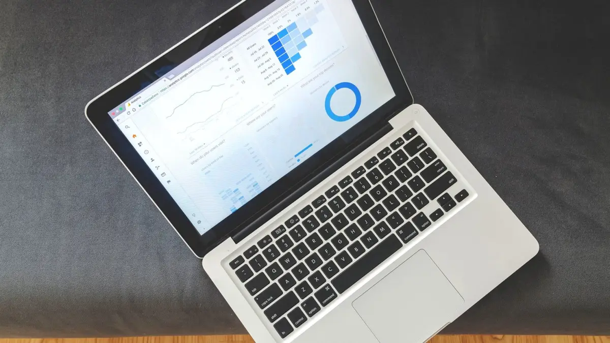 Laptop na biurku z otwartym pulpitem analitycznym i wykresami ruchu