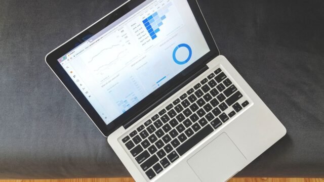 Laptop na biurku z otwartym pulpitem analitycznym i wykresami ruchu