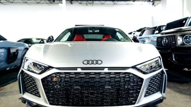 Srebrne Audi R8 wystawione w salonie samochodowym