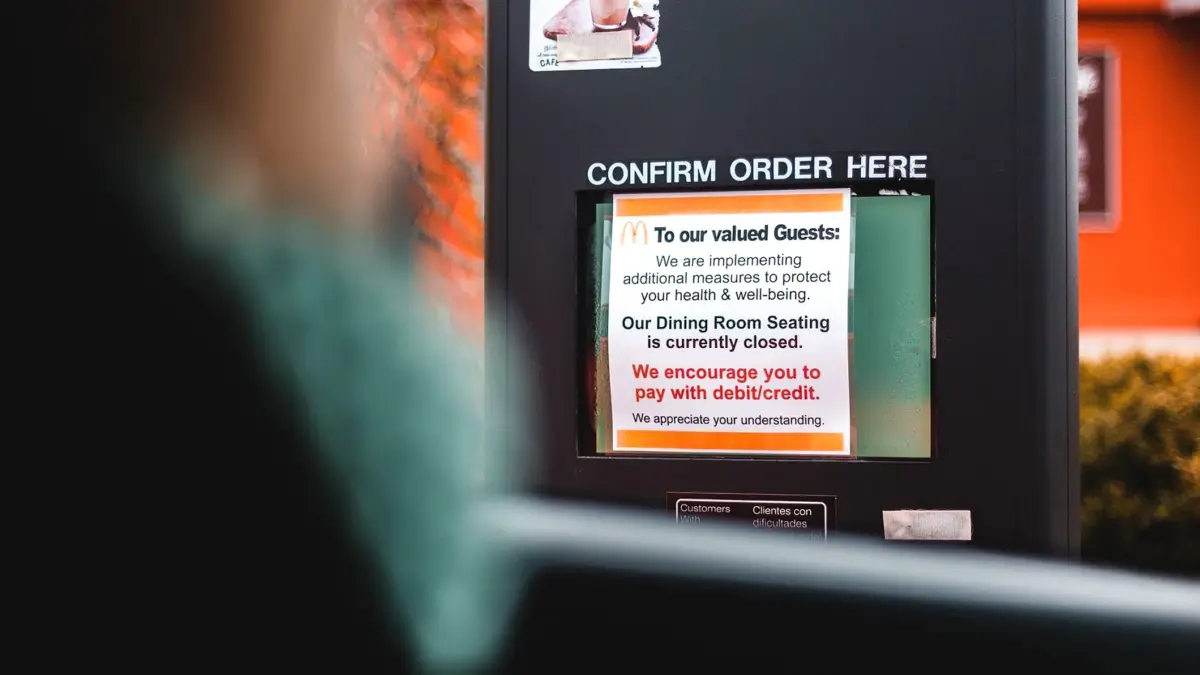 Tablica z menu w okienku drive-thru restauracji szybkiej obsługi, widok z samochodu.