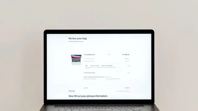 Laptop na jasnym biurku z otwartym ekranem płatności w sklepie internetowym