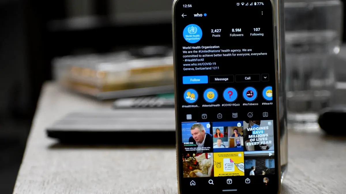 Zbliżenie na smartfon z otwartym profilem w serwisie społecznościowym
