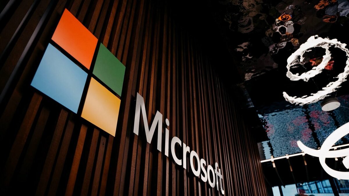 Logo Microsoftu na drewnianej ścianie w biurze firmy