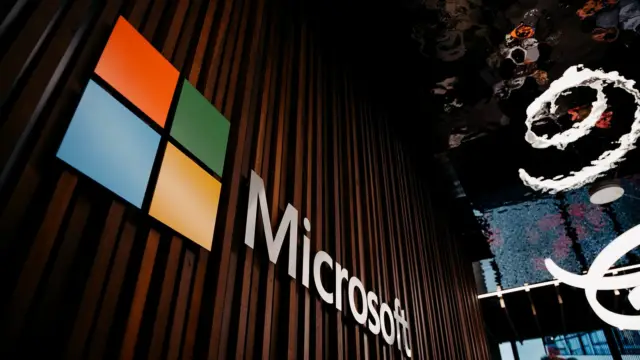 Logo Microsoftu na drewnianej ścianie w biurze firmy