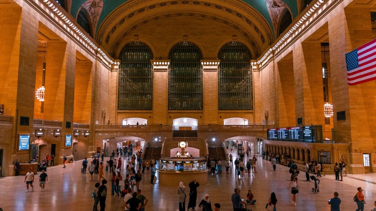 Główna hala dworca Grand Central Terminal w Nowym Jorku z przechodzącymi ludźmi