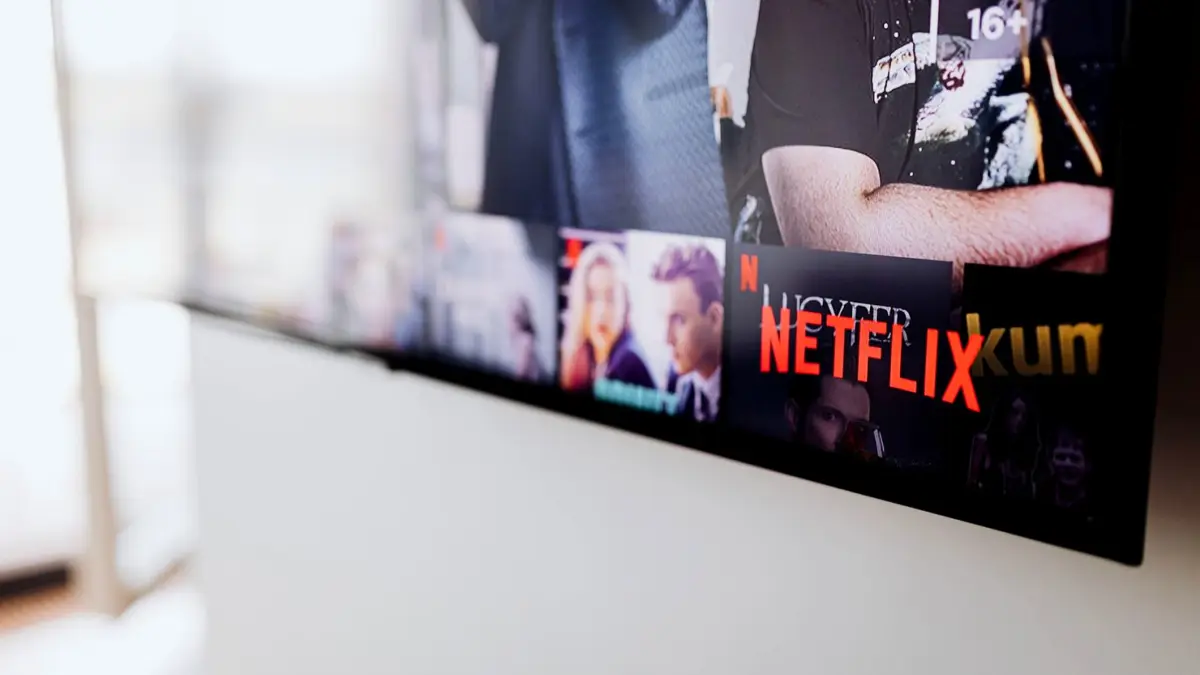 Telewizor z menu Netfliksa w salonie