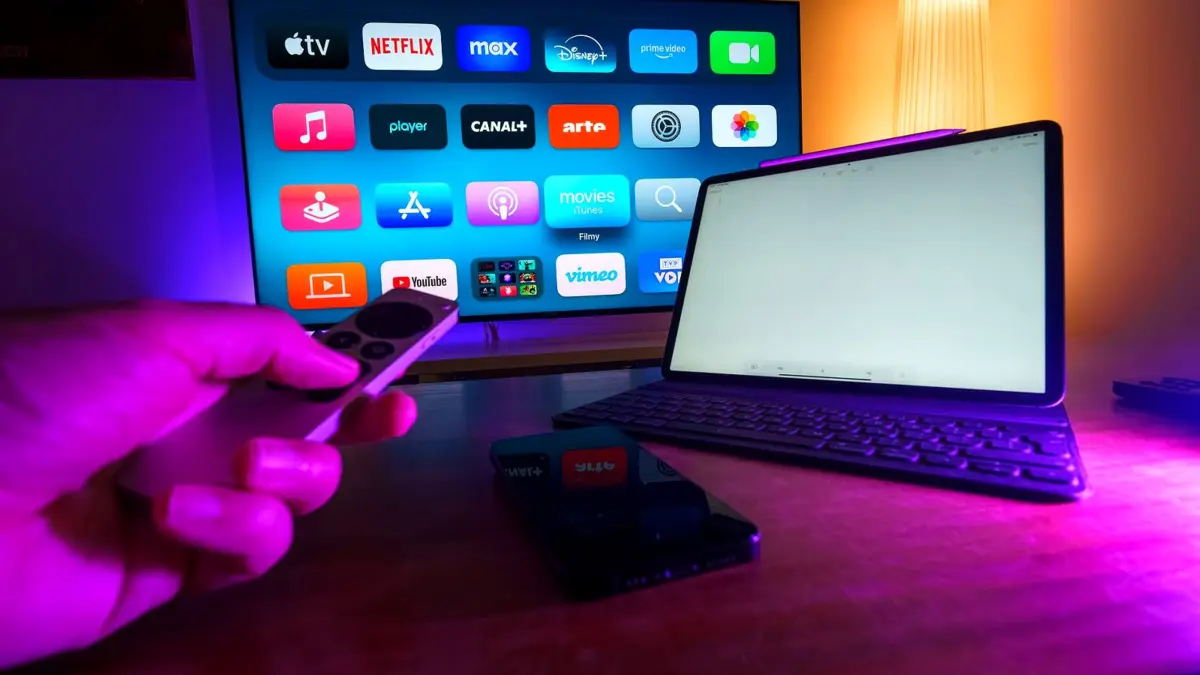 Telewizor w salonie z widoczną listą serwisów do wyboru.