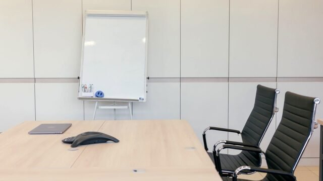 Puste krzesła przy stole w nowoczesnej sali konferencyjnej