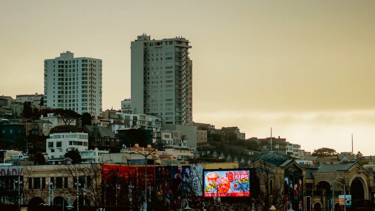 Panorama San Francisco z billboardami o zmierzchu.