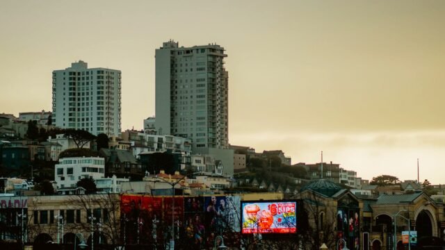 Panorama San Francisco z billboardami o zmierzchu.
