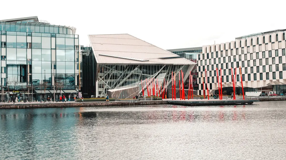 Nowoczesne budynki biurowe nad rzeką w Dublinie w słoneczny dzień