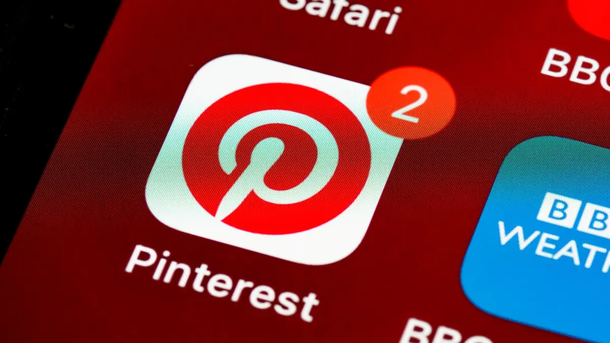 Ikona aplikacji Pinterest i powiadomienia na ekranie smartfona w zbliżeniu