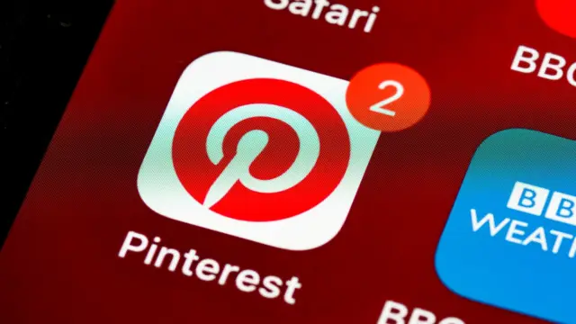 Ikona aplikacji Pinterest i powiadomienia na ekranie smartfona w zbliżeniu
