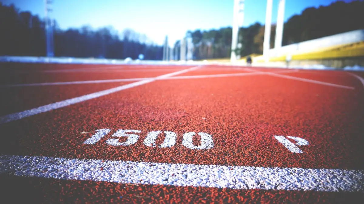 Bieżnia lekkoatletyczna z oznaczeniem dystansu 1500 metrów