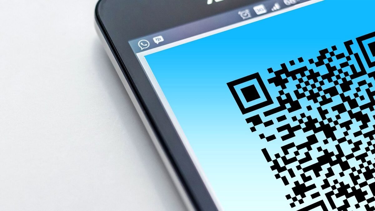 Zbliżenie telefonu z kodem QR na ekranie.
