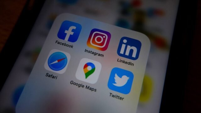 Ekran telefonu z ikonami Facebooka, Instagrama i LinkedIna
