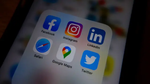 Ekran telefonu z ikonami Facebooka, Instagrama i LinkedIna